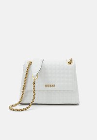 Borsa a tracolla bianca trapuntata con catena dorata, dotata di chiusura a patta e logo in rilievo sul fronte, che mette in evidenza un design testurizzato.