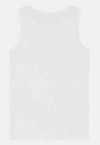 Camiseta sin mangas blanca hecha de un tejido suave. Presenta un escote redondeado y bordes limpios sin patrones visibles ni detalles adicionales.