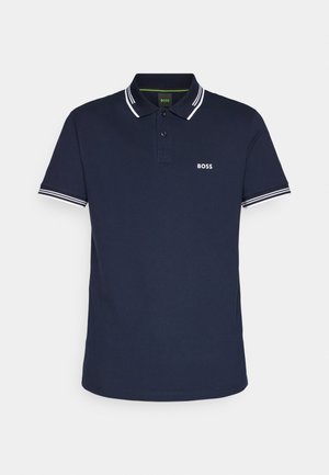 Tumedat polo särk, mis on valmistatud puuvillast, klassikalise krae, kahe nööbi ja valgete triibuga aktsentidega krael ja varrukatel.