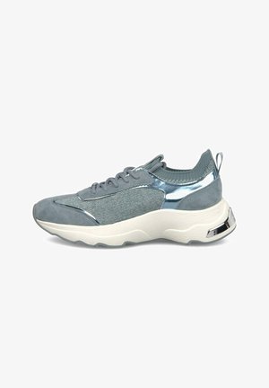 Grijze lage sneaker met gebreide stof, suède accenten, reflecterende metalen details, dikke witte zool en lusje aan de hiel.