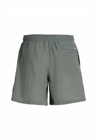 Shorts de bain gris en tissu léger, dotés d'une taille élastique, de poches latérales et d'une poche arrière avec rabat.