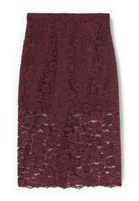 Viininpunainen pitsihame, jossa on monimutkaisia kukka- ja lehtikuvioita, aaltoileva helma ja vartalonmyötäinen siluetti. Pehmeä, teksturoitu materiaali.