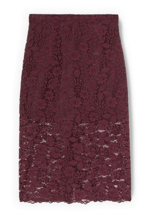 Ołówkowa spódnica z koronki w kolorze burgundowym z misternymi kwiatowymi i liściastymi wzorami, z falistym brzegiem i dopasowanym krojem. Miękki, teksturowany materiał.
