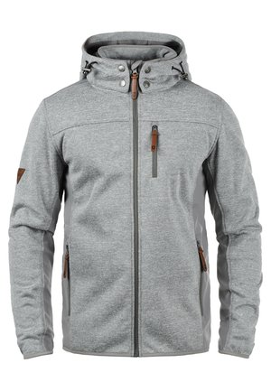Chaqueta de forro polar gris con cierre a cremallera, dos bolsillos laterales y un bolsillo en el pecho. Cuenta con capucha, acentos de cuero sintético y paneles en contraste.