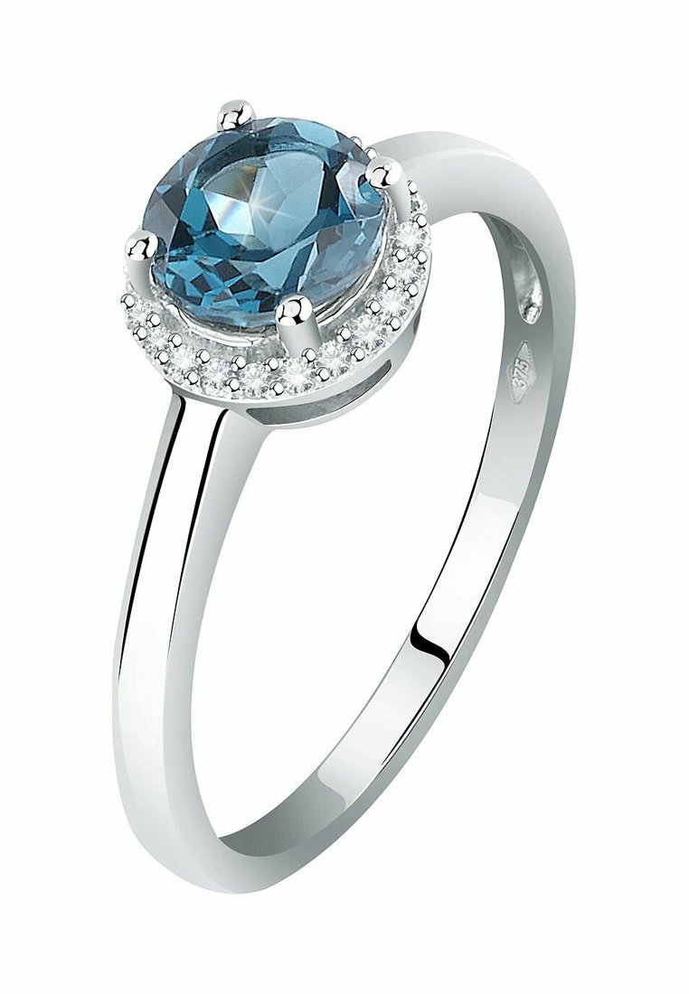 Silberring mit einem runden, hellblauen Edelstein in einer Krappenfassung, umgeben von kleinen klaren Steinen auf einem glatten Band.