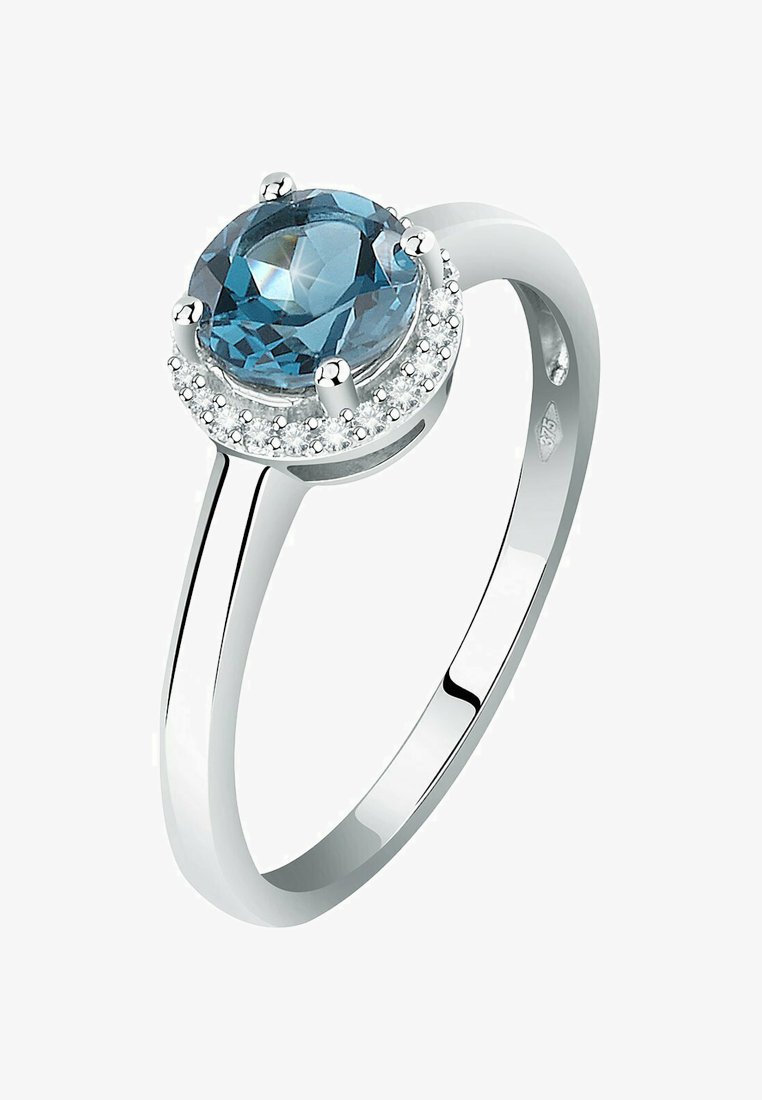 Silberring mit einem runden, hellblauen Edelstein in einer Krappenfassung, umgeben von kleinen klaren Steinen auf einem glatten Band.