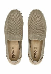 Zapatos sin cordones con una parte superior de malla beige clara, paneles laterales elásticos, acentos beige suaves y una suela de goma blanca. Logo visible en el interior.