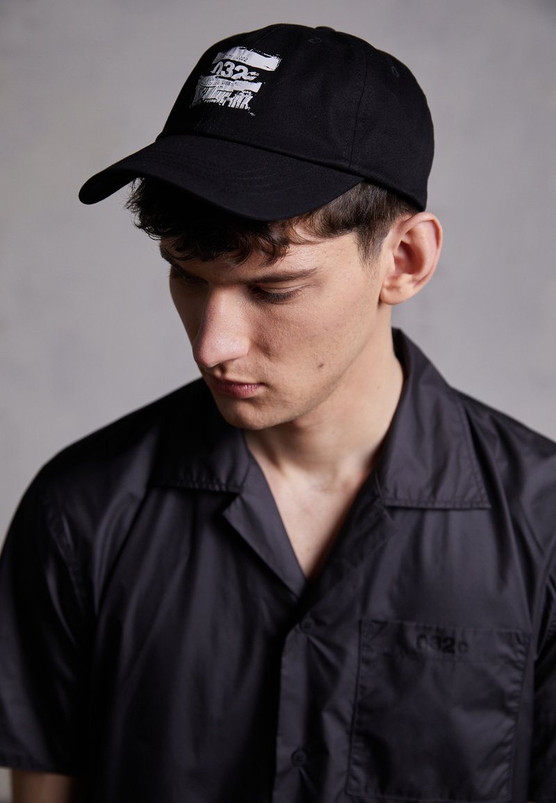 Herren Mützen, Hüte & Caps | 032c BARCODE UNISEX Cap black/schwarz - EC36684 Herren Mützen, Hüte & Caps | 032c BARCODE UNISEX Cap black/schwarz - EC36684