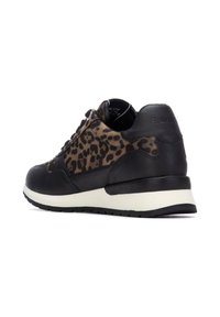 Zapatilla de cuero negro con acentos de estampado de leopardo, puntera redonda, suela blanca y detalles texturizados en la parte superior. Diseño minimalista.