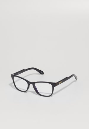 Lunettes rectangulaires noires avec des verres transparents et une subtile teinte violette. Monture en plastique fine avec la marque dorée "QUAY" sur la branche.