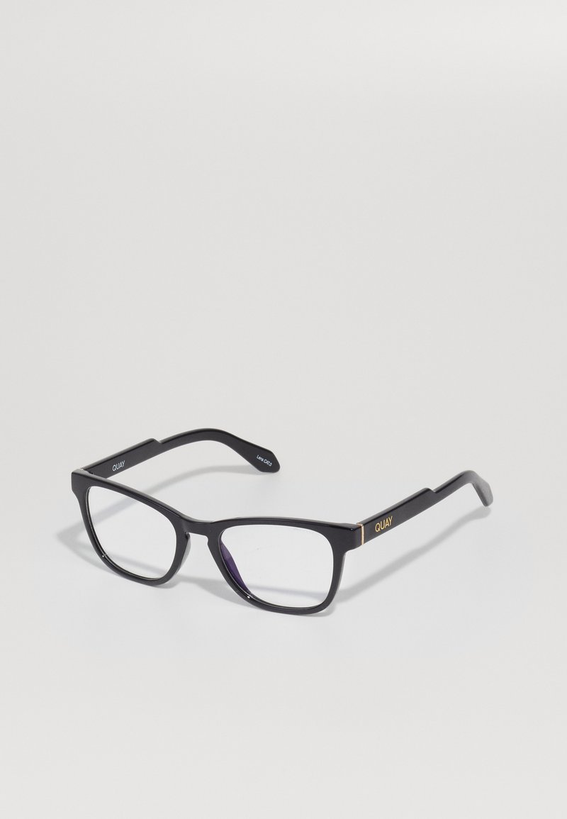 Óculos retangulares pretos com lentes transparentes e um leve tom de púrpura. Montura fina de plástico com a marca "QUAY" em dourado na armação.