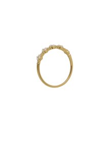 Goldring mit strukturiertem Band, verziert mit kleinen weißen Perlen entlang der Oberseite. Glatte Oberfläche, kreisförmige Form und polierte Details.