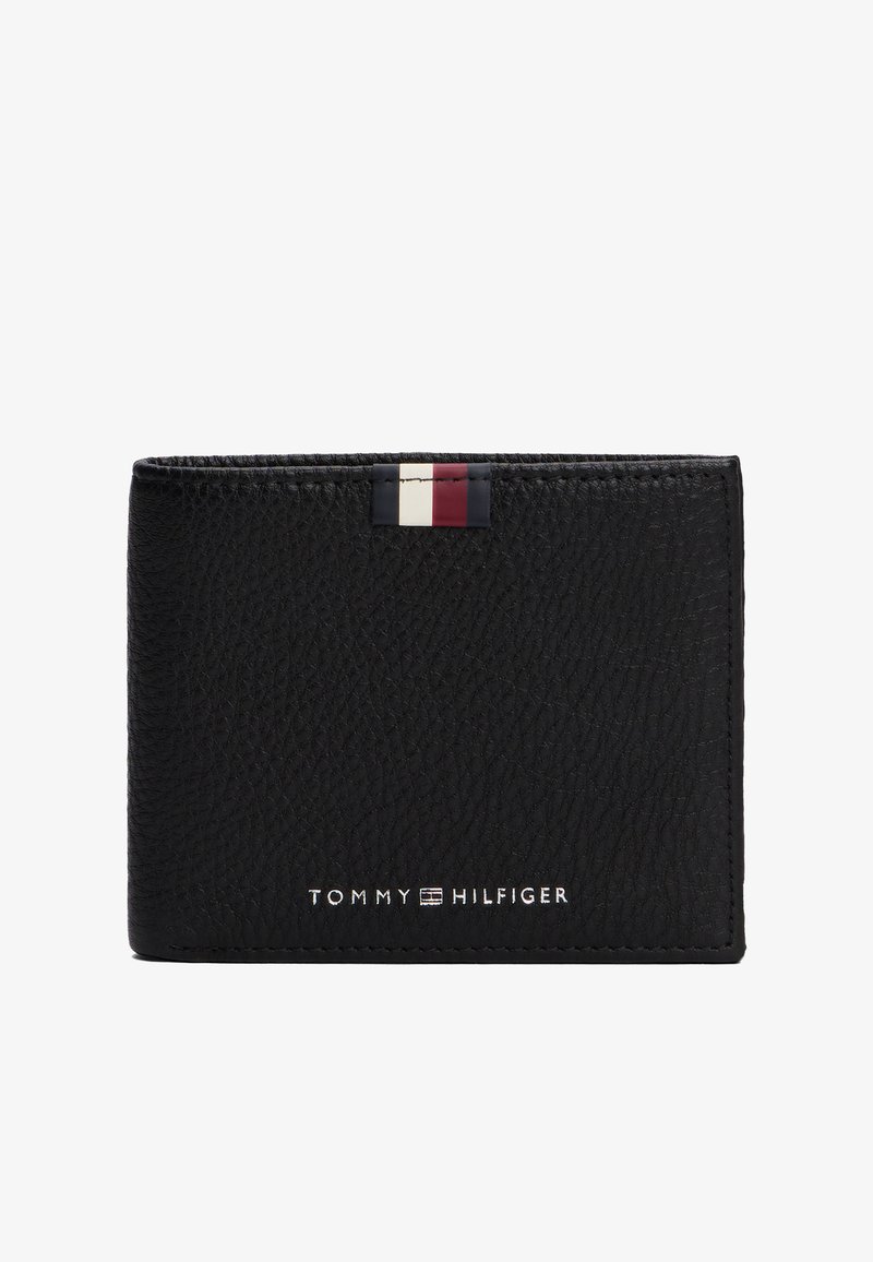 Черно текстурирано кожено портмоне с лого Tommy Hilfiger и малък детайл във формата на червено, бяло и синьо знаме в горния център.