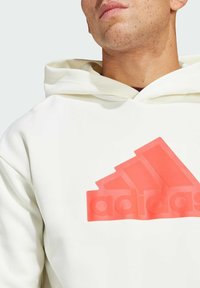 adidas Sportswear FUTURE ICONS BADGE - Sweat à capuche - off white