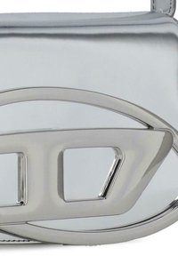 Borsa a tracolla metallica argento con superficie liscia, forma rettangolare e un logo ben visibile sul davanti. Dotata di una tracolla removibile.