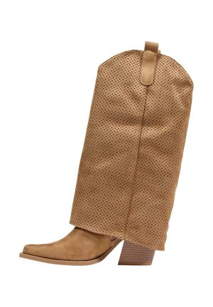 Tan suède cowboylaars halfhoog met geperforeerde schacht, puntige neus en gestapelde blokhak op witte achtergrond.