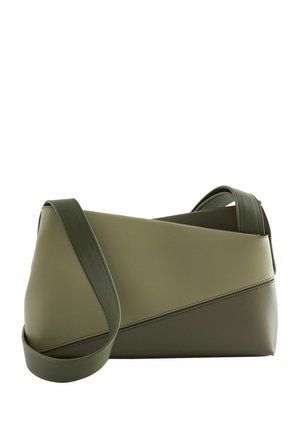 Sac à épaule rectangulaire bicolore vert olive avec une large bandoulière et un design en blocs de couleurs inclinés.