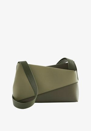 Sac à épaule rectangulaire bicolore vert olive avec une large bandoulière et un design en blocs de couleurs inclinés.