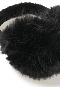 Crne navlake za uši od umjetnog krzna sa zaobljenim dizajnom. Meka tekstura, gusta vlakna i debeli obruč za glavu za udobnost i toplinu.