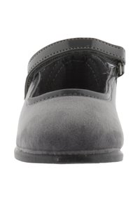 Zapato Mary Jane de ante gris con punta redondeada, correa ajustable y suela negra texturizada. Presenta una sola correa y lados abiertos.