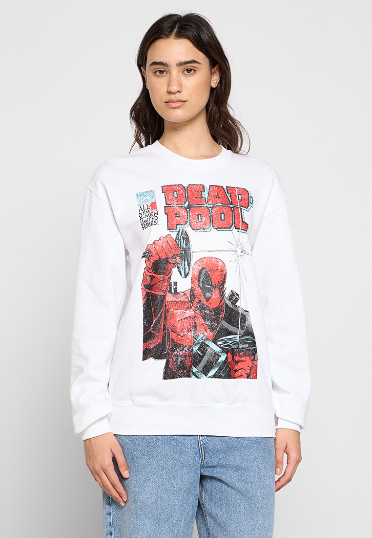 Vit sweatshirt med en färgglad Deadpool-grafiktryck, med svarta och röda inslag, rund hals och avslappnad passform.