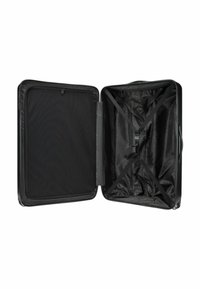 Schwarzer Koffer mit hartem Gehäuse, offenem Innenraum mit Stofffutter und Kreuzriemen zum Sichern des Inhalts. Glatte Oberfläche ohne sichtbare Muster.