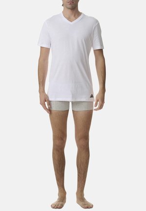Weißes Baumwoll-V-Ausschnitt-T-Shirt, kurze Ärmel, kombiniert mit hellgrauen Boxershorts. Einfaches, glattes Material mit einem unauffälligen Design.