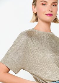 LolaLiza METALLIC RIBBED T-SHIRT - Pamata T-krekls - gold