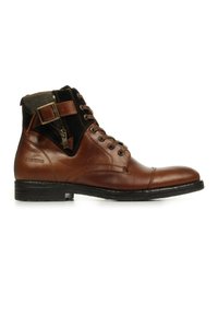 Bruine leren enkelboot met zwarte suède accenten, vetersluiting, zijrits en een band met gespdetail. Platte rubberen zool.