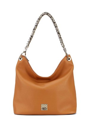 Borsa a spalla in pelle marrone chiaro con una finitura texturizzata, dotata di una tracolla in catena argento e di un patch quadrato con logo sul fronte.