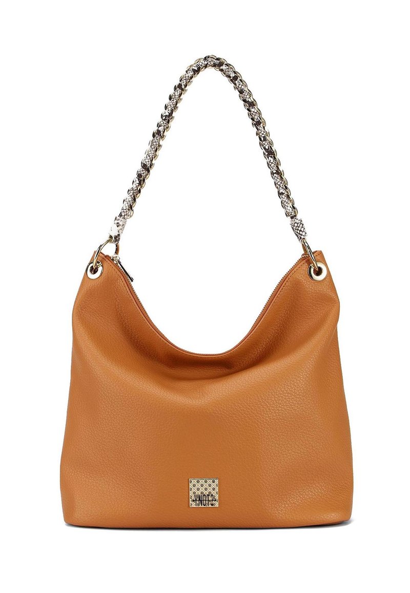Borsa a spalla in pelle marrone chiaro con una finitura texturizzata, dotata di una tracolla in catena argento e di un patch quadrato con logo sul fronte.