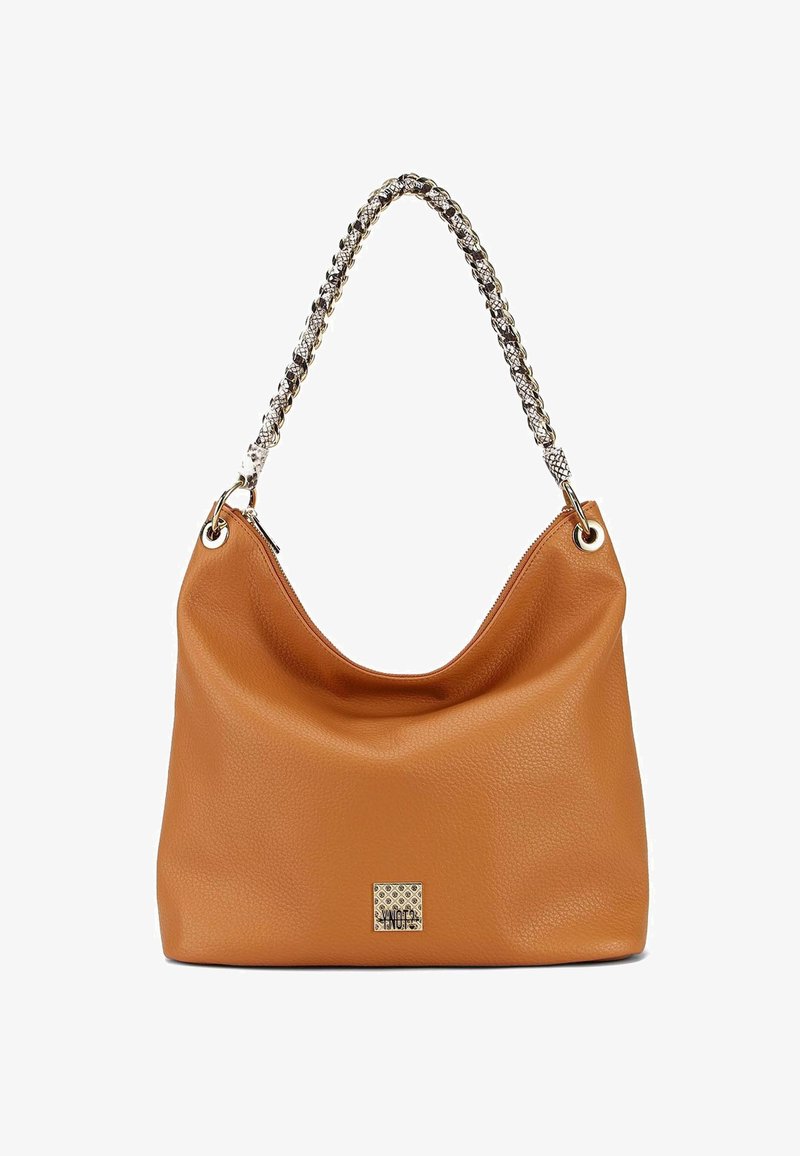 Borsa a spalla in pelle marrone chiaro con una finitura texturizzata, dotata di una tracolla in catena argento e di un patch quadrato con logo sul fronte.