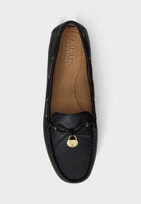 Μαύρο δερμάτινο λογότυπο με χρυσό κλείδωμα, ραμμένο π toe και ταπέτο από καφέ δέρμα με την επιγραφή "Lauren Ralph Lauren."