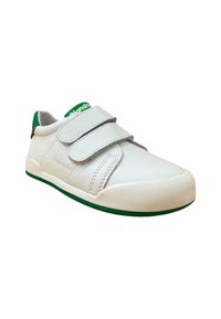 Zapatilla blanca de cuero con dos correas de velcro grises, acentos verdes en el talón y en el logo, suela de goma texturizada y diseño de puntera redondeada.