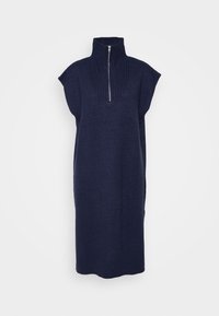 Abito lavorato a maglia navy con colletto alto e maniche a mezza lunghezza, dotato di una cerniera frontale e di una silhouette larga e dritta. La texture appare morbida e spessa.