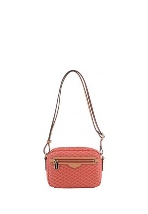 Sac bandoulière matelassé rouge avec sangle réglable marron et poche zippée à l'avant.