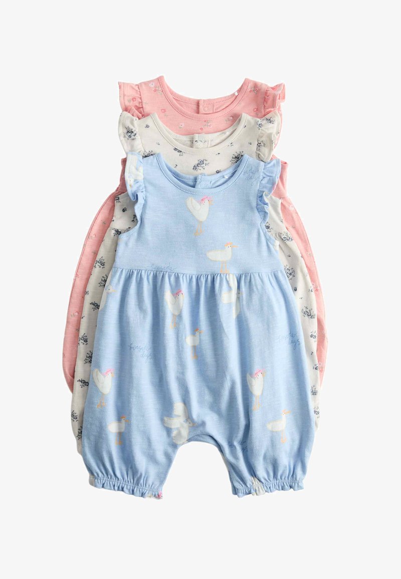 Tres pijamas de bebé sin mangas con hombros con volantes apilados: azul con estampados de patos blancos, blanco con estampado floral y rosa con pequeñas flores.