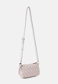 Borsa a tracolla rosa con motivo, dotata di una cinghia bianca regolabile, caratterizzata da un accento in metallo dorato e una finitura testurizzata, forma rettangolare compatta.