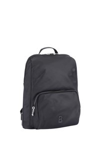 Mochila negra de nailon con una textura suave, que cuenta con un bolsillo frontal con cremallera, un diseño minimalista y un logo en la esquina inferior.