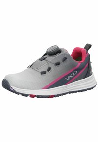 Szare buty sportowe z różowymi akcentami, teksturowana tkanina, system sznurowania Boa, smukły design i lekkie podeszwy z kontrastowym bieżnikiem.
