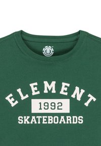 Camiseta verde de cuello redondo con texto blanco "ELEMENT 1992 SKATEBOARDS" y un logotipo circular de un árbol dentro del cuello.