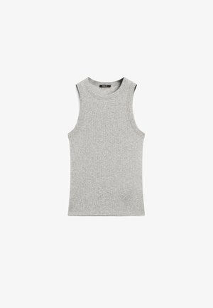 Grå ärmlös linne tillverkat av ett mjukt, lätt tyg. Har en rund halsringning och en ren, minimalistisk design utan mönster eller accentuerande detaljer.