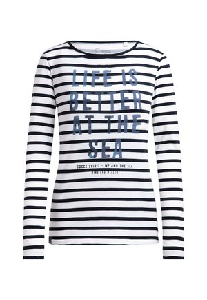 Langärmliges weißes Hemd mit schwarzen horizontalen Streifen und blauem Text "Das Leben ist besser am Meer" auf der Vorderseite.