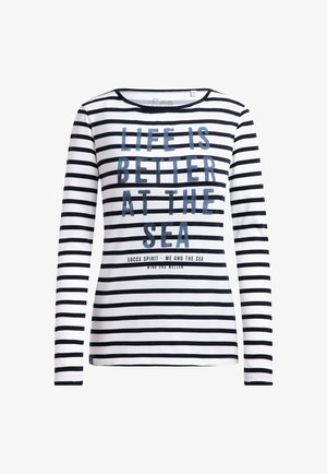 Langärmliges weißes Hemd mit schwarzen horizontalen Streifen und blauem Text "Das Leben ist besser am Meer" auf der Vorderseite.