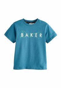 Turkusowa bawełniana koszulka z białymi literami w bloku, które piszą "BAKER", oraz geometrycznymi liniowymi grafikami. Okrągły dekolt i krótkie rękawy.