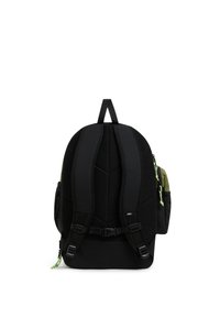 Mochila negra con panel trasero de malla y correas acolchadas. Presenta un bolsillo lateral, hebillas ajustables y acentos verdes en la cremallera.