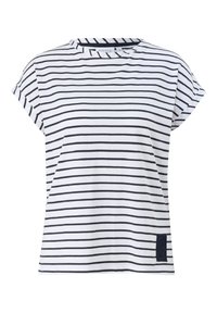 Camiseta a rayas en blanco y azul marino, con mangas cortas enrolladas y un parche texturizado en azul marino en la parte inferior derecha. Diseño casual.