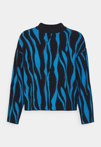 Pull en tricot avec un col haut, présentant une base noire et des rayures ondulées bleues accentuées de rouge foncé, avec un design texturé et ajusté.
