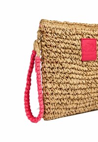 Borsa di paglia intrecciata con superficie testurizzata, presenta un manico intrecciato rosa e una toppa rettangolare in pelle rosa. Design compatto per un facile trasporto.