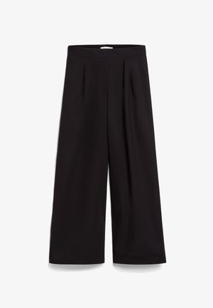 Calças largas pretas com frontão plissado, feitas de um tecido suave. Apresentam uma cintura ajustada e pernas de comprimento total.
